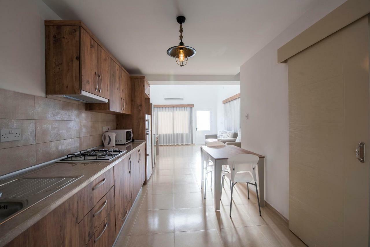 Deniz Airport Suites Nicosia Exterior photo